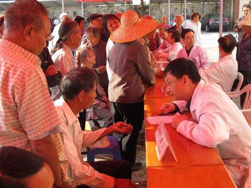 10月26日，与市外事侨务局、市农业局联合开展主题为&ldquo;万侨助万村&rdquo;大型义诊活动1.jpg