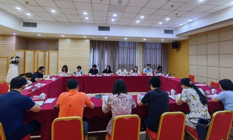 课题组与厦门市经信局等政府部门座谈.jpg